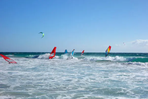 Perth Scarborough plajında rüzgar sörfçüsü.