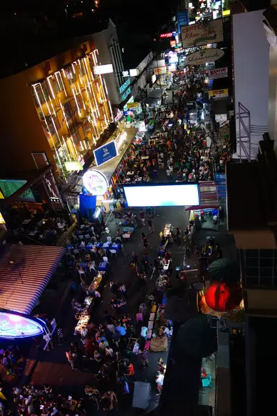 Gece vakti yukarıdan Khao San Yolu. Yüksek kalite fotoğraf