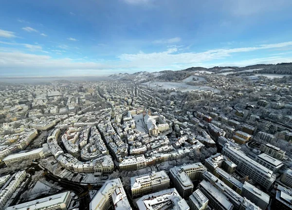 Kışın Azize Gallen 'in Hava Dronehoto' su. Manastırı da görebilirsin. Yüksek kalite fotoğraf