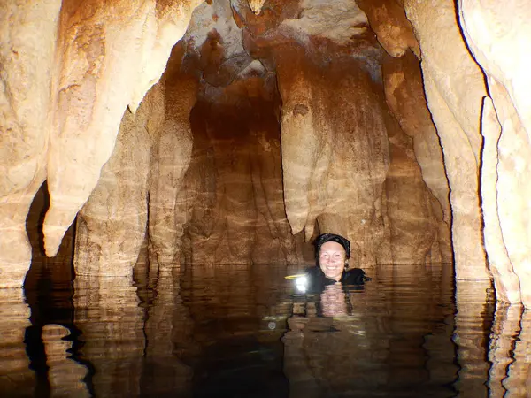 Palau Mikronezya 'da bir mağarada dalgıç kadın. Mağara Avizesi. Yüksek kalite fotoğraf