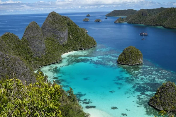 Liveaboard ile Wayag Adası Gorgeos Lagoon ve Raja Ampat Endonezya 'da düşey körfezde yelkenli. Yüksek kalite fotoğraf