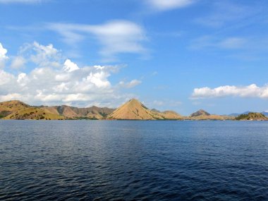 Komodo Adaları gökyüzünde bulutlarla Ulusal Park 'a yelken açıyor. Yüksek kalite fotoğraf