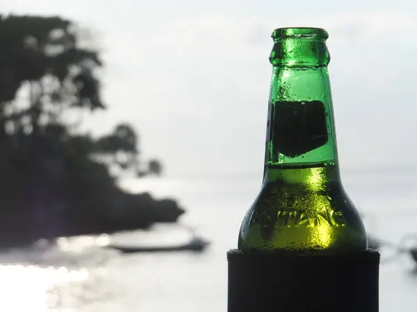 Bintang Bottel plajın arka planı bulanık. Yüksek kalite fotoğraf