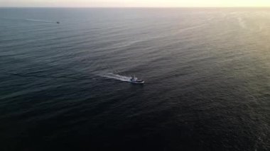Balıkçı teknesinin kısa hava dronevideo 'su İspanya' nın kuzeyinde Avrupa 'nın Atlantik Okyanusu' nda gün doğumuna doğru yol alıyor. Yüksek kalite 4k görüntü