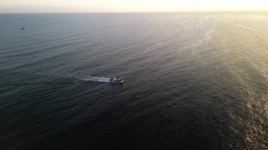 İspanya 'nın kuzeyinde Avrupa' daki Atlantik Okyanusu 'nda gün doğumuna doğru yol alan balıkçı teknesi. Yüksek kalite 4k görüntü