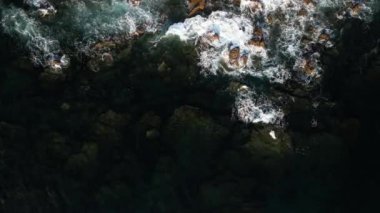 4k 'lık hava görüntüsü, Kuzey İspanya Atlantik Okyanusu' nda okyanus yosunu ve dalgaları eziyor. Yüksek kalite 4k görüntü