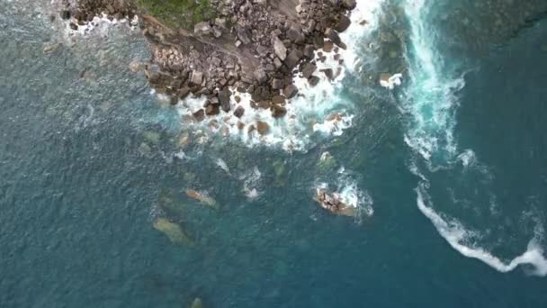 Вид Сверху Побережье Волнами Раздавленными Скалах Северу Испании Атлантическом Океане — стоковое видео