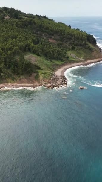 Letecké Video Atlantickém Oceánu Severním Španělsku Vlnami Lámání Nádherný Les — Stock video