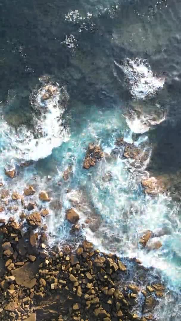 Nagranie Powietrza Skał Morzu Piękne Fale Ocean Atlantycki Tak Wysokiej — Wideo stockowe