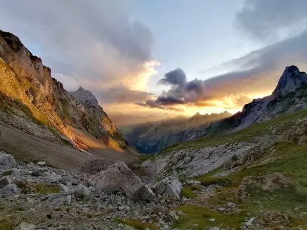 Rotsteinpass Günbatımı anı. Bulutlar ve güneş ışınları, İsviçre Alpstein. İsviçre yürüyüşü. Seyahat tutkusu. Yüksek kalite fotoğraf