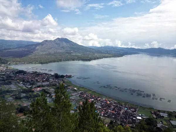 Endonezya 'daki Batur Gölü ve Vulcano Batur Ulusal Parkı Bali Kintamani Peyzaj ve Köy ve Balıkçılık. Yüksek kalite fotoğraf