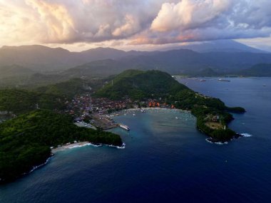 Doğu Bali Endonezya 'daki Padang Bai Limanı' nın yatay renkli görüntüsü. Bulutlar ve günbatımı Agung volkanının arka planında. Yüksek kalite fotoğraf