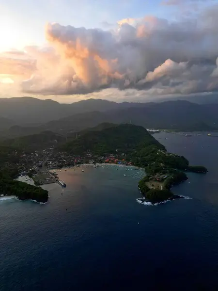 Doğu Bali Endonezya 'daki Padang Bai Limanı' nın dikey görüntüsü. Arka planda bulutlar ve günbatımı var. Yüksek kalite fotoğraf