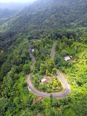 Hava Manzaralı Dağ Yolu 'ndan Sidemen Klungkung' a güneşli parçalarla, bulutlarla ve ormanla. Yüksek kalite fotoğraf