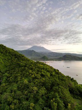 Candidasa Village ve Jungle 'ın arka planında Volcano Agung var. - Evet. Yüksek kalite fotoğraf