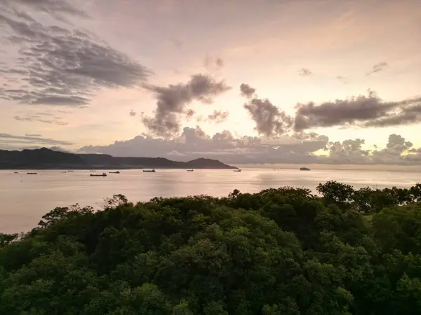 Mimpang Tepekong Adaları 'na doğru Güzel Gündoğumu Hafif Drone Hava Görüntüsü. Yüksek kalite fotoğraf