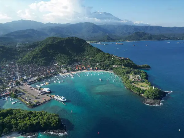 Güzel Balıkçı Köyü Padangbai, Karangasem Bali. Arka planda Agung ve hafif bulutlarla Liman Drone View. Yüksek kalite fotoğraf