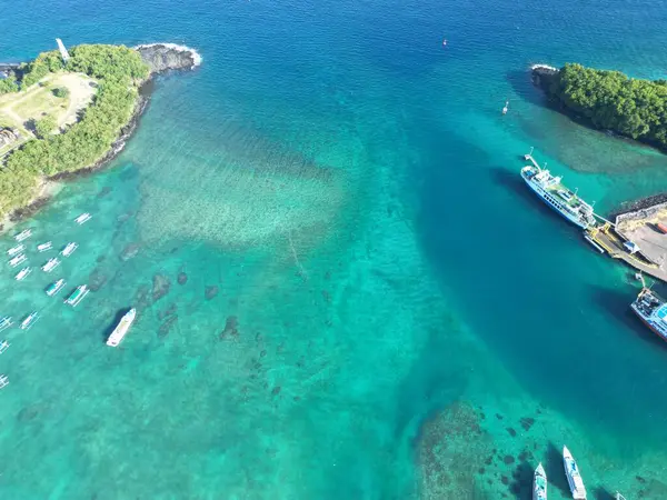 Güzel Balıkçı Köyü Padangbai, Karangasem Bali. Liman üstü İHA manzaralı okyanus manzaralı. Yüksek kalite fotoğraf