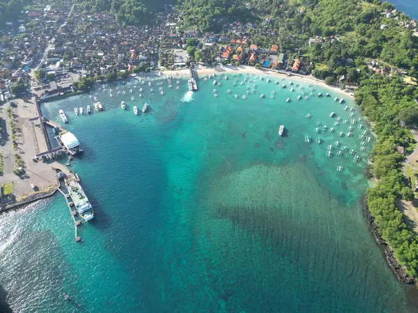 Güzel Balıkçı Köyü Padangbai, Karangasem Bali. Harbor Top Down İHA Manzarası. Yüksek kalite fotoğraf