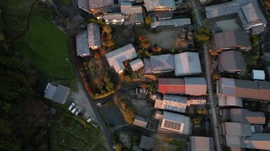 Magome Juku 'nun sonbahar sezonu ve gün batımı altın saatinde güzel hava manzarası. Yüksek kalite 4k görüntü