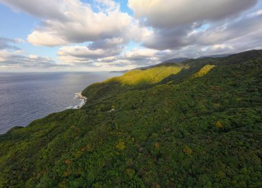 Sersemletici hava görüntüleri canlı yeşillikleri ve inanılmaz güzel kıyı manzarasını ayrıntılı bir şekilde gösteriyor.