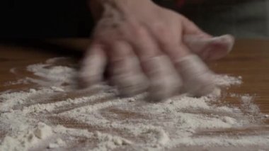 Kız hamuru yuvarlamak için sallanan sandalye kullanıyor. Mangırı pişiriyorum. Pişirme çizelgeleri