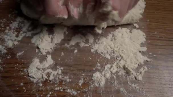 Dziewczyna Ugniata Ciasto Stole Gołymi Rękami Kradnę Forsę Gotowanie Ciasta — Wideo stockowe