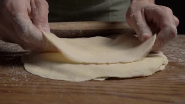 这个女孩把推出的面团薄饼折起来 煮面团 煮起司 — 图库视频影像