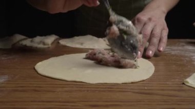 Kız kıymayı hamurun üzerine yayar ve cheburek 'i kapatır. Cheburek pişiriyorum. Cheburekler için Hamur. Cheburekler için kıyma
