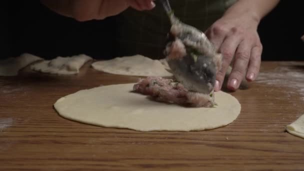 Kız Kıymayı Hamurun Üzerine Yayar Cheburek Kapatır Cheburek Pişiriyorum Cheburekler — Stok video
