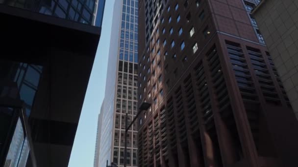 Utsikt Från Marken Smidig Panorera Upp Till Modern Byggnad Frankfurt — Stockvideo