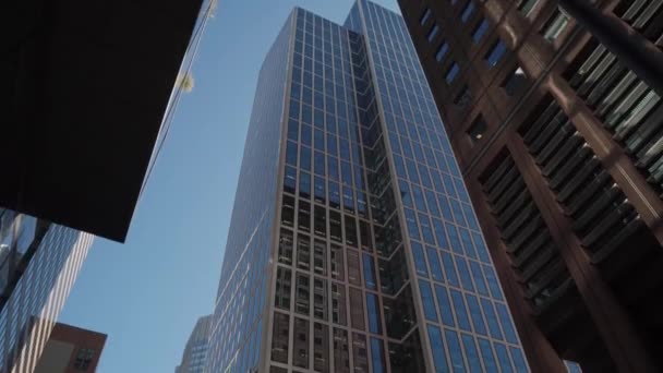 近代的なオフィス高層ビル シティービジネス地区 ビジネスビルを眺めている ビジネスビルの低角度ビュー — ストック動画