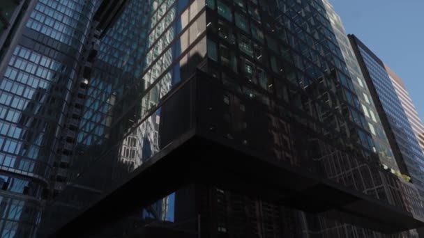 Moderne Kantoorgebouwen Met Hoge Wolkenkrabbers Stadszakendistrict Kijk Naar Bedrijfsgebouwen Laag — Stockvideo