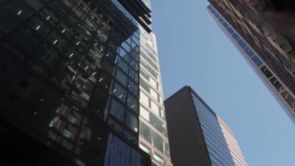 Moderne Bürohochhäuser Geschäftsviertel Der Stadt Ein Blick Hinauf Geschäftshäusern Niedriger — Stockvideo