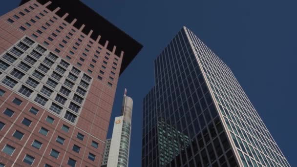 Moderna Kontor Höghus Skyskrapa Byggnader Stadens Affärsdistrikt Tittar Upp Affärsbyggnader — Stockvideo