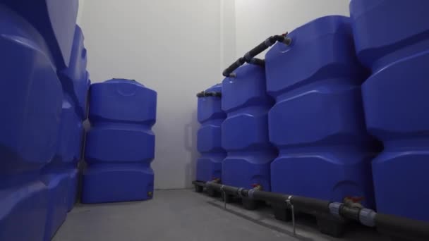Recipientes Com Abastecimento Água Purificada Para Abastecer Estufa — Vídeo de Stock