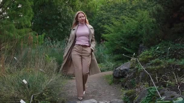 Жінка Ходить Парку Блондинка Світлому Пальто Посмішкою Ходить Красивому Парку — стокове відео