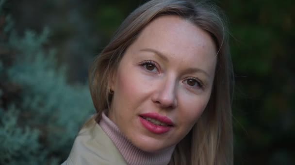 Smuk Kvinde Kigger Ind Kameraet Med Behageligt Blik Tæt Blond – Stock-video