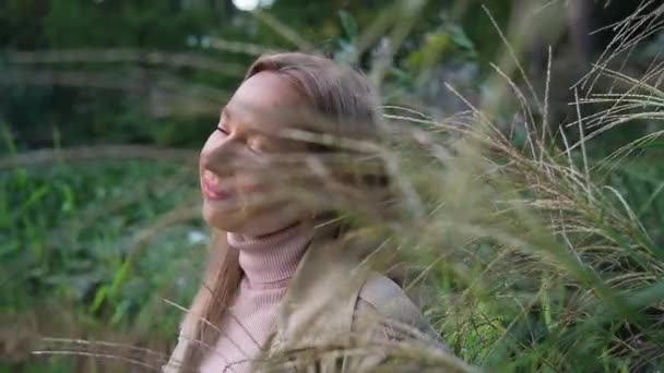 Жінка Насолоджується Природою Блондинка Світлому Пальто Насолоджуючись Природою Щасливий Спокійний — стокове відео