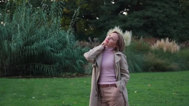 Traumfrau Vor Dem Hintergrund Der Schönen Natur Blonde Frau Hellem — Stockvideo