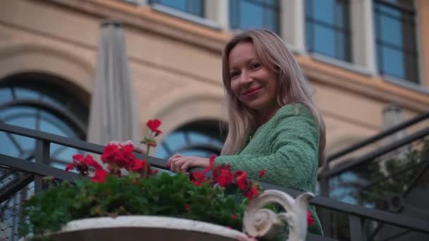 Γυναίκα Χαμογελάει Γλυκά Στην Κάμερα Μια Ξανθιά Γυναίκα Πράσινο Κοστούμι Βίντεο Αρχείου