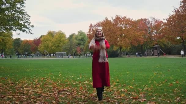 Κορίτσι Πετάει Κίτρινα Φύλλα Στον Αέρα Ένα Κορίτσι Κόκκινο Παλτό Royalty Free Βίντεο Αρχείου