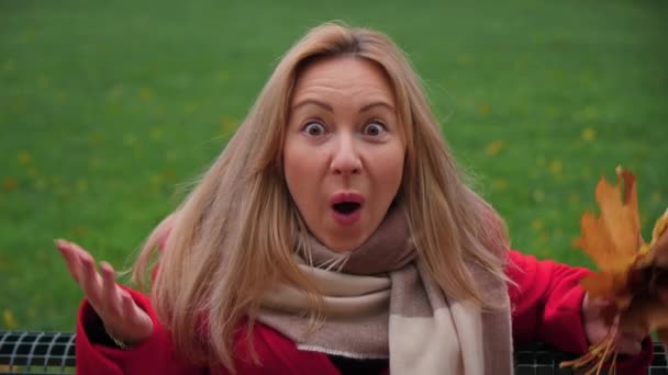 Kobieta Pokazuje Super Niespodziankę Graniczącą Rozkoszą Kobieta Czerwonym Płaszczu Zielona — Wideo stockowe