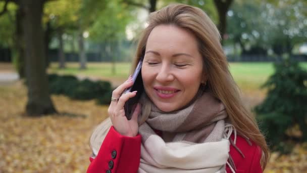 Μια Γυναίκα Είναι Στο Τηλέφωνο Κοντινό Πλάνο Αργή Κίνηση Θετική Royalty Free Πλάνα Αρχείου