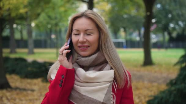 Μια Γυναίκα Είναι Στο Τηλέφωνο Κοντινό Πλάνο Αργή Κίνηση Θετική Royalty Free Βίντεο Αρχείου