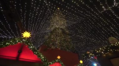 Köln 'ün merkezindeki Noel ağacının alt kısmından geniş açı. Kamerayı Noel ağacının üzerinde düzgün bir şekilde çalıştır. Yeni yıl havası. Parlak Noel oyuncakları