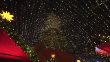 Köln 'ün merkezindeki Noel ağacının alt kısmından geniş açı. Kamerayı Noel ağacının üzerinde düzgün bir şekilde çalıştır. Yeni yıl havası. Parlak Noel oyuncakları