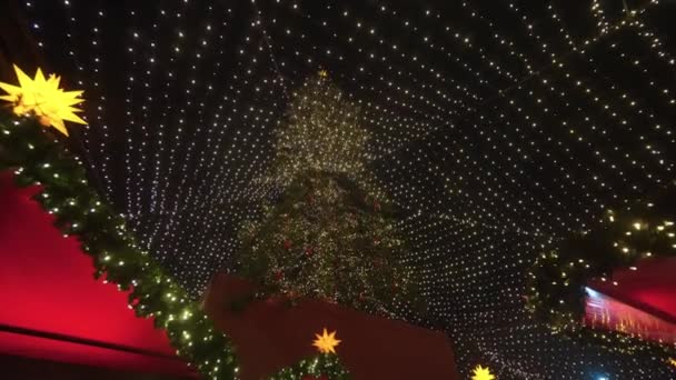 Weitschuss Vom Unteren Punkt Des Weihnachtsbaums Der Kölner Innenstadt Reibungsloser — Stockvideo