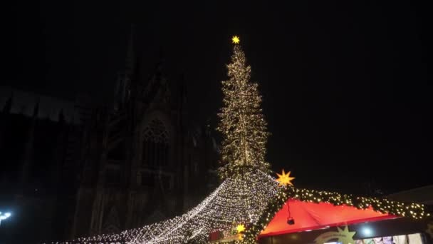 从科隆市中心的圣诞树下的地方射来的宽一枪 照相机在圣诞树上平稳地运行 新年气氛 明亮的圣诞玩具 — 图库视频影像