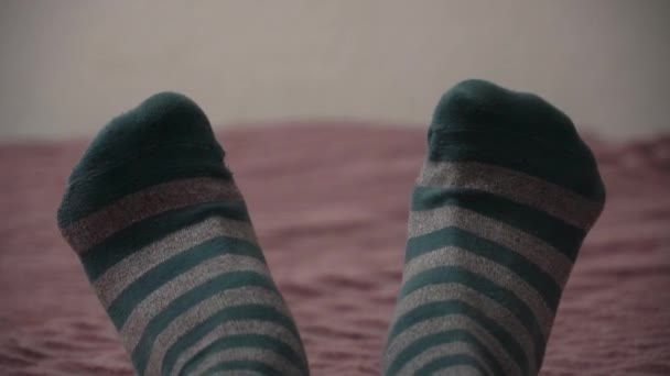 Άντρας Τις Ριγέ Κάλτσες Κουνάει Δάχτυλά Του Ξαπλωμένος Ένα Κρεβάτι Πλάνα Αρχείου